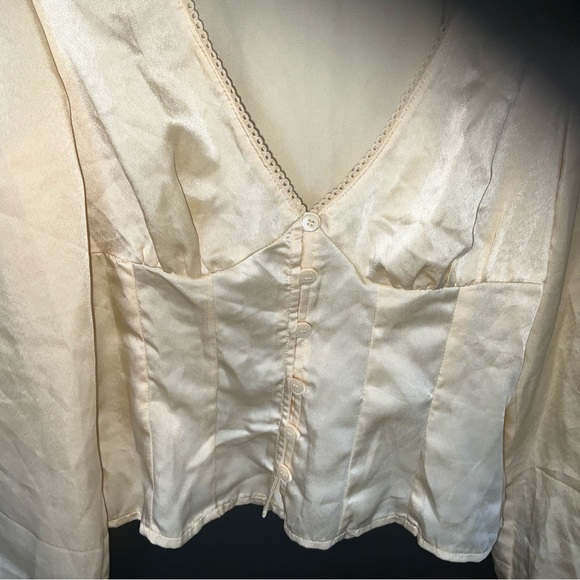 Divided Elegant Blouse Small Cream Fitted with Puff long Sleeves Vee neckline - Picture 4 of 9